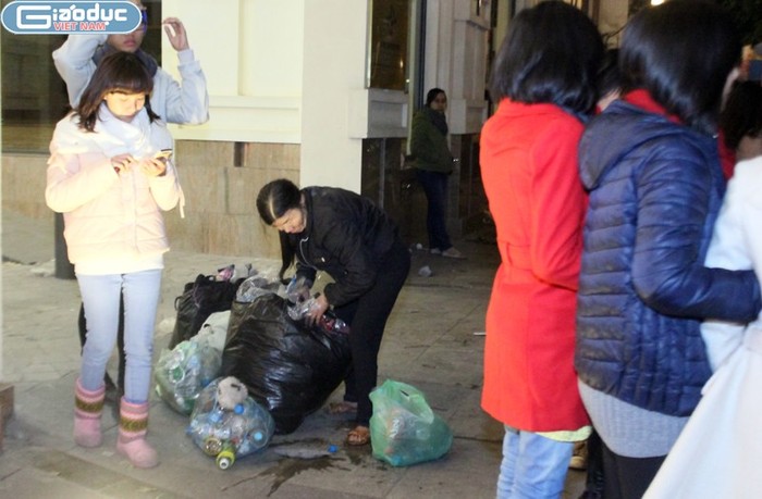 Những người nhặt rác vô hình chung lại giúp dọn dẹp biển rác trước cửa Nhà hát lớn